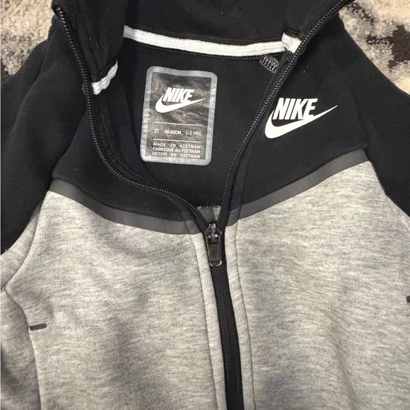 Toddler Gray and Black Nike tech - Picture 2 of 3